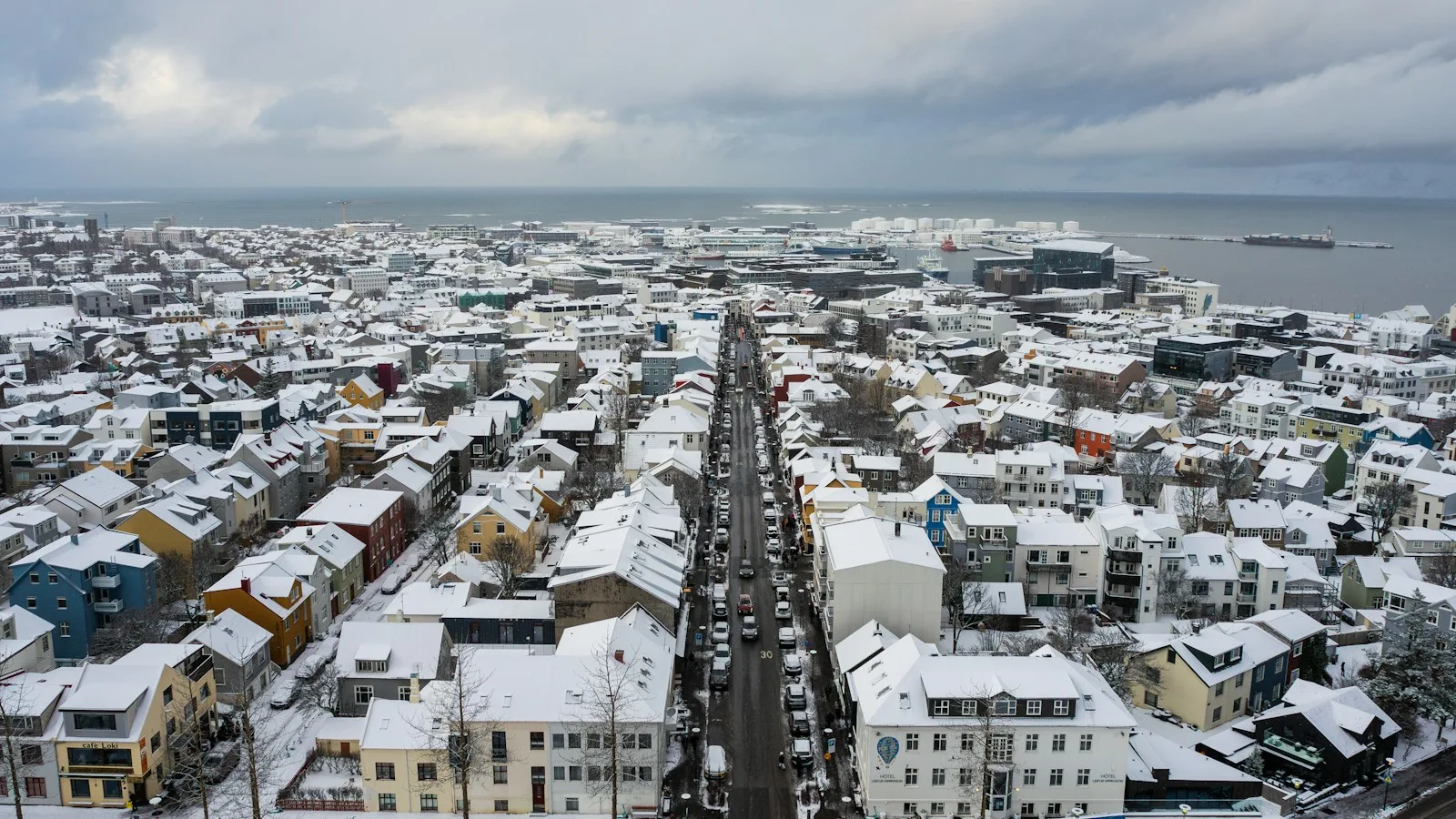 Vue aérienne du centre de Reykjavik et de ses maisons colorées, en Islande